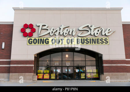 Un segno di logo e 'andando fuori di affari" banner al di fuori di una Boston Store retail store in Sheboygan, Wisconsin, il 24 giugno 2018. Foto Stock