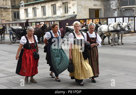Austrian ladies in costume tradizionale a Vienna Austria Europa Foto Stock
