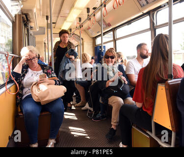 A Vienna in Austria i passeggeri sui pubblici tram il sistema dei trasporti in Europa Foto Stock