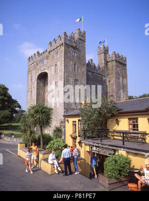 Xv secolo il castello di Bunratty (Caislean Bhun Raithe), Bunratty, County Clare, Provincia di Munster, Repubblica di Irlanda Foto Stock