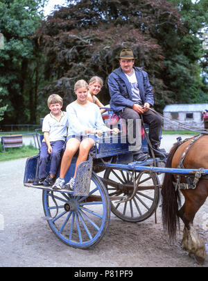 I bambini sul cavallo-trap in giardini di Muckross House, Parco Nazionale di Killarney, nella contea di Kerry, Provincia di Munster, Repubblica di Irlanda Foto Stock