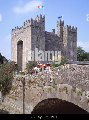 Xv secolo il castello di Bunratty (Caislean Bhun Raithe), Bunratty, County Clare, Provincia di Munster, Repubblica di Irlanda Foto Stock