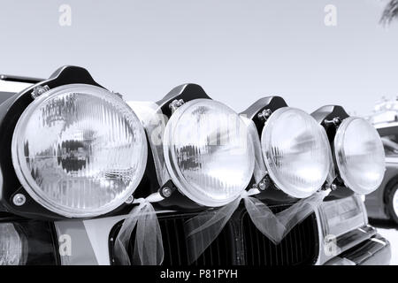 4 grande gara luci anteriori in un'auto d'epoca, la fotografia in bianco e nero con spazio libero per il testo sulla parte superiore Foto Stock