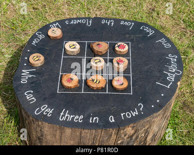 Una partita di tris/tic-tac-toe childrens gioco giocato su una lavagna a  fogli mobili o lavagna Foto stock - Alamy