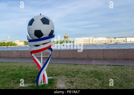 Puntello di calcio e bandiera russa dei colori mediante il fiume Neva a San Pietroburgo per contrassegnare la Coppa del Mondo FIFA 2018 detenuti nel paese. Foto Stock