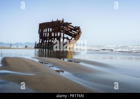 Il relitto del Peter Iredale, 100-anno-vecchio naufragio abbandonate nella fossa di Clatsop, Fort Stevens del Parco Statale di Astoria, Oregon, Stati Uniti d'America. Foto Stock