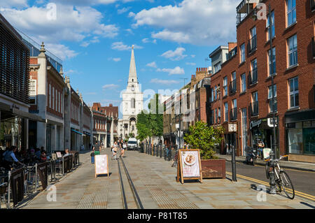 Brushfield Street nel quartiere di Spitalfields, East London UK, con la Chiesa di Cristo e Spitalfields Market Foto Stock