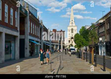 Brushfield Street accanto a Spitalfields Market, East London UK, con la Chiesa di Cristo Spitalfields in background Foto Stock