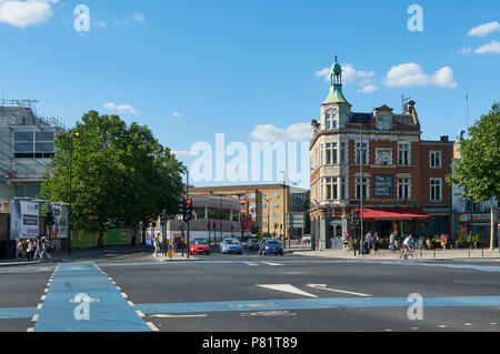 Whitechapel Road all'incrocio con la Cambridge Road, East London UK, con il White Hart pub dell'angolo Foto Stock