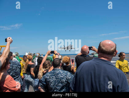 NORFOLK, Virginia (Agosto 21, 2016) i marinai e i loro amici e familiari osservare le immagini di un F/A-18F Super Hornet, assegnato al "Jolly" Rogers di Strike Fighter Squadron (VFA) 103, come si atterra sul ponte di volo della portaerei USS Harry Truman (CVN 75). Truman è attualmente in corso un hosting gli amici e la famiglia giorno crociera, un evento che dura tutto il giorno che i marinai dà la possibilità di mostrare il loro lavoro e condividere le esperienze di vita in mare. Foto Stock