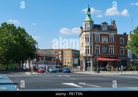 Il White Hart public house a Mile Endl Road, East London REGNO UNITO, all'angolo di Cambridge Road, con Whitechapel Road a sinistra Foto Stock