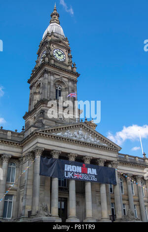 La torre dell'orologio di bolton municipio con cielo blu Foto Stock