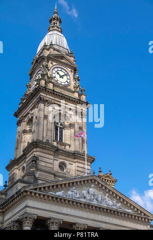 La torre dell'orologio di bolton municipio con cielo blu Foto Stock