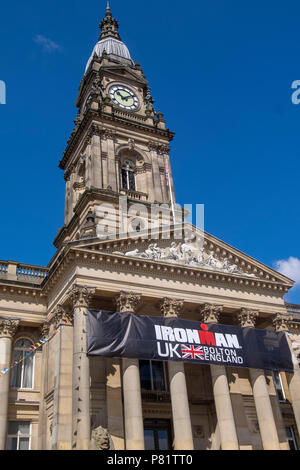 La torre dell'orologio di bolton municipio con cielo blu Foto Stock