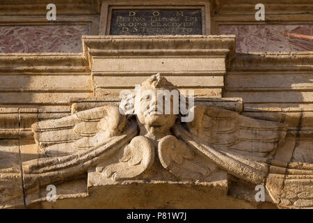 Immagine di un angelo scolpito in pietra sopra l ingresso della chiesa Foto Stock