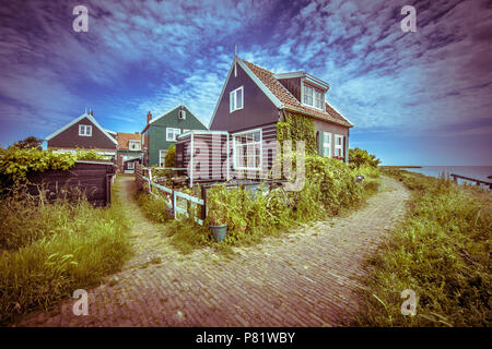 La bellissima strada nel tipico villaggio di pescatori di scena Rozewerf sull isola di Marken Waterland, con rompighiaccio nel lago Ijsselmeer o ex Zuiderzee, il Foto Stock