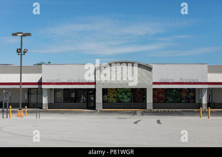 Il contorno di un segno del logo al di fuori di un salvataggio abbandonate-a-molti negozi di alimentari al dettaglio store in Kenosha, Wisconsin, il 23 giugno 2018. Foto Stock