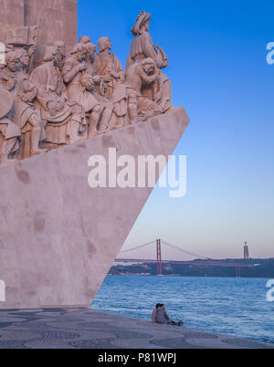 Lisbona, Portogallo, monumento delle scoperte, Padrão dos Descobrimentos. Famoso ponte 25 de Abril sullo sfondo. Si estende per 2277,64 m. Foto Stock