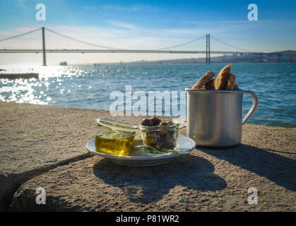 Lisbona, Portogallo. Famoso ponte Ponte 25 de Abril visto dal lato dell'Almada. Si estende per 2277,64 m attraverso il fiume Targus. Foto Stock