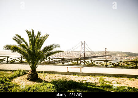 Lisbona, Portogallo. Famoso ponte Ponte 25 de Abril visto dal monumento Cristo Rei sul lato dell'Almada. Si estende per 2277,64 m attraverso il fiume Targus. Foto Stock