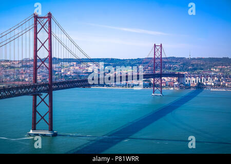 Lisbona, Portogallo. Famoso ponte Ponte 25 de Abril visto dal lato dell'Almada. Si estende per 2277,64 m attraverso il fiume Targus. Foto Stock