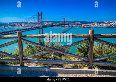 Lisbona, Portogallo. Famoso ponte Ponte 25 de Abril visto dal monumento Cristo Rei sul lato dell'Almada. Si estende per 2277,64 m attraverso il fiume Targus. Foto Stock