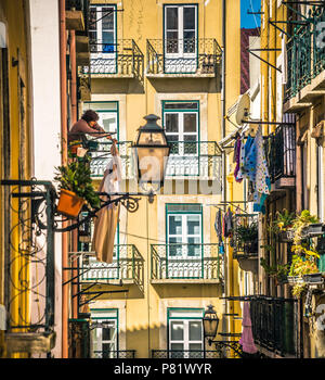 Lisbona, Portogallo, Street nel quartiere Bairro Alto Foto Stock