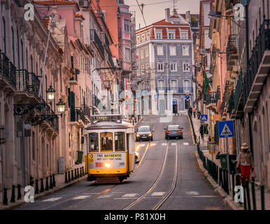 Lisbona, Portogallo, famoso tram nella zona di Lapa Foto Stock