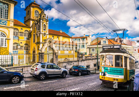 Lisbona, Portogallo, tram famoso e la bella Palacete os Condes de Monte Real Foto Stock