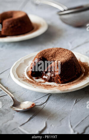 Coppia di piccoli cioccolatini fatti in casa Torte di fango Foto Stock