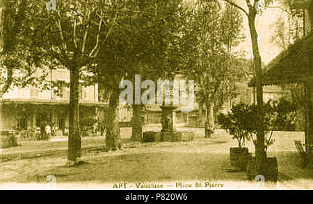 Français : luogo et fontaine Saint-Pierre à Apt au debutto xxo du siècle . 20 Novembre 2011 25 Apt Place Saint-Pierre et fontaine Foto Stock