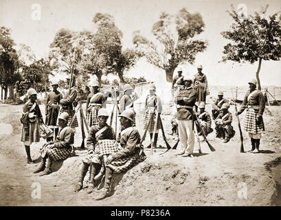 Il Amir Yakub Khan's Montanari [Gandamak]. Fotografia di un gruppo di soldati della 51st Fanteria Leggera (Yorkshire Regiment) fotografato da John Burke nel maggio 1879, tutto il tempo che la Gran Bretagna e l'Afghanistan ha firmato il Trattato di Gandamak. Burke accompagnato le forze britanniche in Afghanistan nel 1878 e riguardava gli avvenimenti della Seconda Guerra Anglo-Afghan (1878-80), diventando il primo fotografo significativa del paese e la sua gente nel processo. Il britannico, dopo aver preso il Khyber Pass e sconfitto il Amir Sher Ali di forze, lasciato le zone di svernamento (Jalalabad, in attesa del nuovo Amir Khan Yakub t Foto Stock