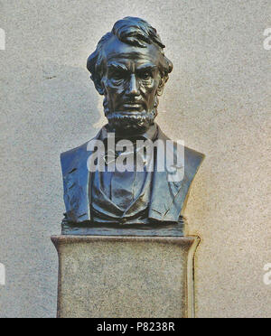 Inglese: Busto di Henry Kirke Bush-Brown del presidente Abraham Lincoln, presso il luogo in cui egli ha dato l'indirizzo di Gettysburg, al Cimitero Nazionale di Gettysburg . Il mio c. 1995 foto di una statua del 1912 (9 aprile 2012 (originale data di caricamento)) 57 Busto di Pres. Lincoln presso il luogo in cui egli ha dato l'indirizzo di Gettysburg Foto Stock