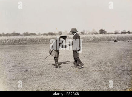 Inglese: Primo ministro nepalese Chandra Shamsher Jung Bahadur Rana (sinistra) saluto Re Giorgio V durante un viaggio di caccia al Nepal Terai nel 1911. 1911 88 Chandra george 1911 Foto Stock