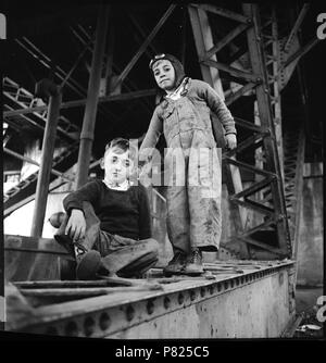 Stati Uniti d'America, Knoxville/TN: Menschen; Zwei Jungen, einer davon mit einer Fliegerkappe, auf einem Stahlträger. Dal 1936 fino al 1938 86 CH-NB - USA, Knoxville-TN- Menschen - Annemarie Schwarzenbach - SLA-Schwarzenbach-UN-5-10-256 Foto Stock