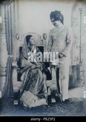 L'uomo Singh II e Gayatri Devi . Data sconosciuta 254 Maharaja Man Singh II e il Maharani Gayatri Devi Foto Stock