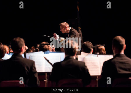 POUGHKEEPSIE NY (Mar. 4, 2016) Il capitano Kenneth Collins conduce la U.S. La banda della marina a Mid-Hudson Civic Centre Auditorium in Poughkeepsie, NY. Gli Stati Uniti La banda della marina militare è su un 25-giorno del tour del nordest degli Stati Uniti. Foto Stock