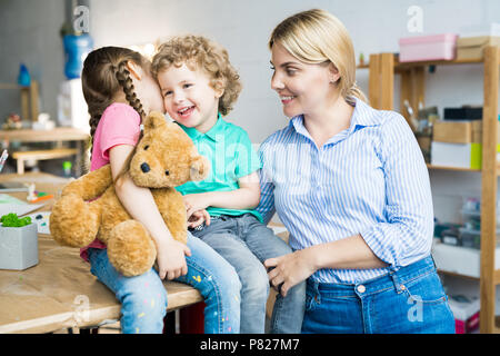 Felice madre con due bambini Foto Stock