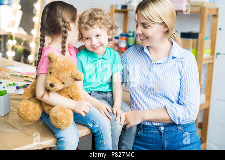 Felice giovane madre con due bambini Foto Stock