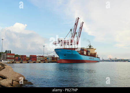 ODESSA, Ucraina - 30 Giugno 2018: navi container Maersk balli nel porto di Odessa Foto Stock