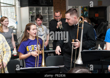 STAFFORD, Va. (12 aprile 2016) musicista di prima classe ben Ford (anteriore) e MU1 Thomas Eby (posteriore) dimostrano una big band le prestazioni tecniche per gli studenti alla fucina coloniale di alta scuola. Um1 Ford e MU1 Eby sono membri dell'U.S. Navy Commodores banda jazz ensemble che fornisce educative per giovani musicisti di tutto l'anno. Foto Stock