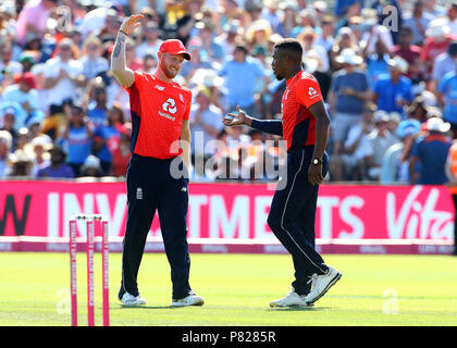 L'Inghilterra del Chris Jordan (destra) celebra tenendo il paletto di India del Virat Kohli con Ben stokes durante la seconda vitalità si20 serie corrisponde alla massa Brightside, Bristol. Foto Stock