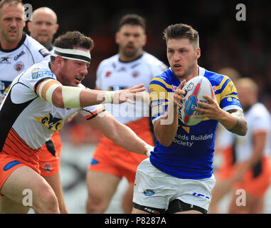 Leeds rinoceronti' Richie Myler è affrontato da Castleford la concessione Millington durante il Betfred Super League match presso il Mend-A-Hose-Jungle, Castleford. Foto Stock