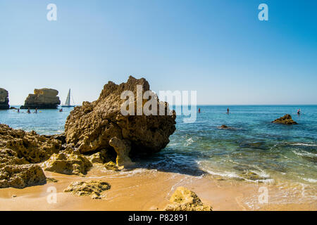 Vista mare in Algarve Portogallo, belle spiagge per il turismo. Foto Stock