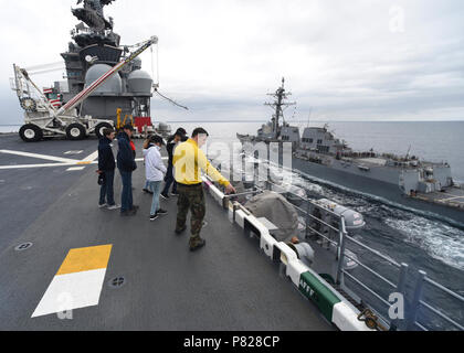 Oceano atlantico (24 maggio 2016) - Aviazione Boatswain Mate Airman Brandon Alford, da Covington, La., mostra Navy Junior Reserve Officer Training Corps (NJROTC) ponte di volo iscrizioni a bordo dell'assalto anfibio nave USS Bataan (LHD 5) durante un rifornimento di carburante in mare con il cacciatorpediniere USS Farragut (DDG 99). Il NJROTC i membri sono di Neptune Township, N.J. Settimana della flotta di New York, ora nel suo ventottesimo anno della città è onorata da tempo festa del mare servizi. Si tratta di una opportunità unica per i cittadini di New York e il circostante tri-state area per soddisfare i marinai, Marine e le coste Guardie, come Foto Stock