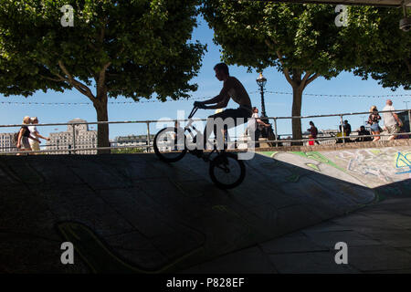 Ragazzi su biciclette BMX a Londra il celebrato skatepark sotto il South Bank Centre Foto Stock