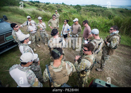 SANTA RITA, Guam (nov. 24, 2015) l'eliminazione degli ordigni esplosivi tecnici, assegnato per l'eliminazione degli ordigni esplosivi unità mobile (EODMU) 5, condurre una pre-missione breve mentre si eseguono le operazioni di demolizione con la Repubblica di Corea (ROK) subacquea Team di demolizione e di mare, l aria e la terra team alla Base Navale di Guam. EODMU5 è assegnato al comandante, Task Force (CTF) 75, il primario expeditionary task force responsabile per la pianificazione e la realizzazione di zone costiere operazioni fluviali, l'eliminazione degli ordigni esplosivi, immersioni subacquee di ingegneria e costruzione, e la costruzione di sottomarini negli Stati Uniti 7 area della flotta di re Foto Stock