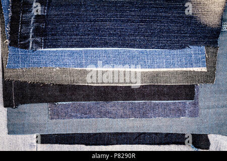 Abstract differenti jeans strappati strisce sullo sfondo di texture. Jeans texture. Jeans rigato sfondo. Jeans Denim texture. Foto Stock