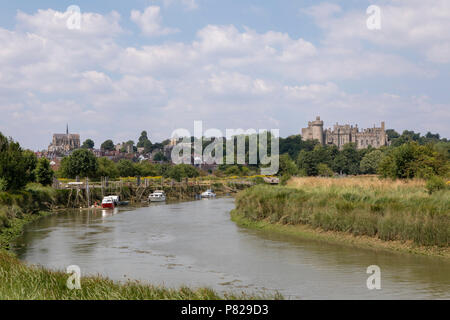 Vedute lungo il fiume Arun verso la città mercato di Arundel. Il castello e la cattedrale, all'orizzonte. Foto Stock