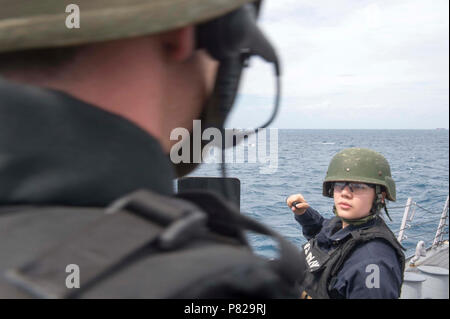 Mare Mediterraneo (14 maggio 2016) da bombardieri Mate 3° di classe Samantha Canchola, da Chicago, avanti e da bombardieri Mate 2a classe J.D. Rodewald, da Warner Robin, Georgia, simulare la cottura di un 0,50 Caliber machine gun a bordo della USS Donald Cook (DDG 75) durante l'anti-terrorismo formazione Maggio 14, 2016. Donald Cook, un Arleigh Burke-class guidato-missile distruttore, distribuito a Rota, Spagna sta conducendo una pattuglia di routine negli Stati Uniti Sesta flotta area di operazioni a sostegno degli Stati Uniti per gli interessi di sicurezza nazionali in Europa. Foto Stock